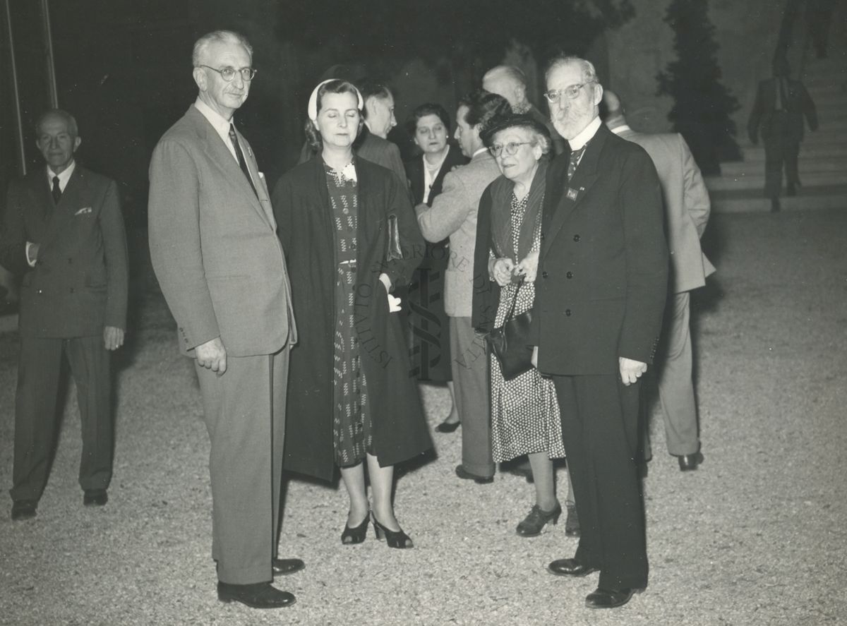 Gruppo di uomini e donne in posa per una foto nei giardini dell'Istituto Superiore di Sanità in occasione del IX Congresso industriale dell'industria agraria