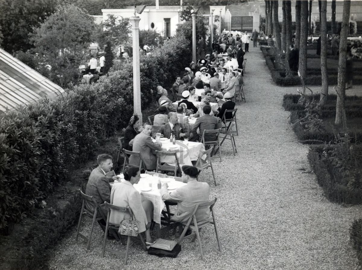 Panoramica dall'alto di alcuni tavoli allestiti nel giardino dell'Istituto Superiore di Sanità in occasione del IX Congresso internazionale dell'industria agraria