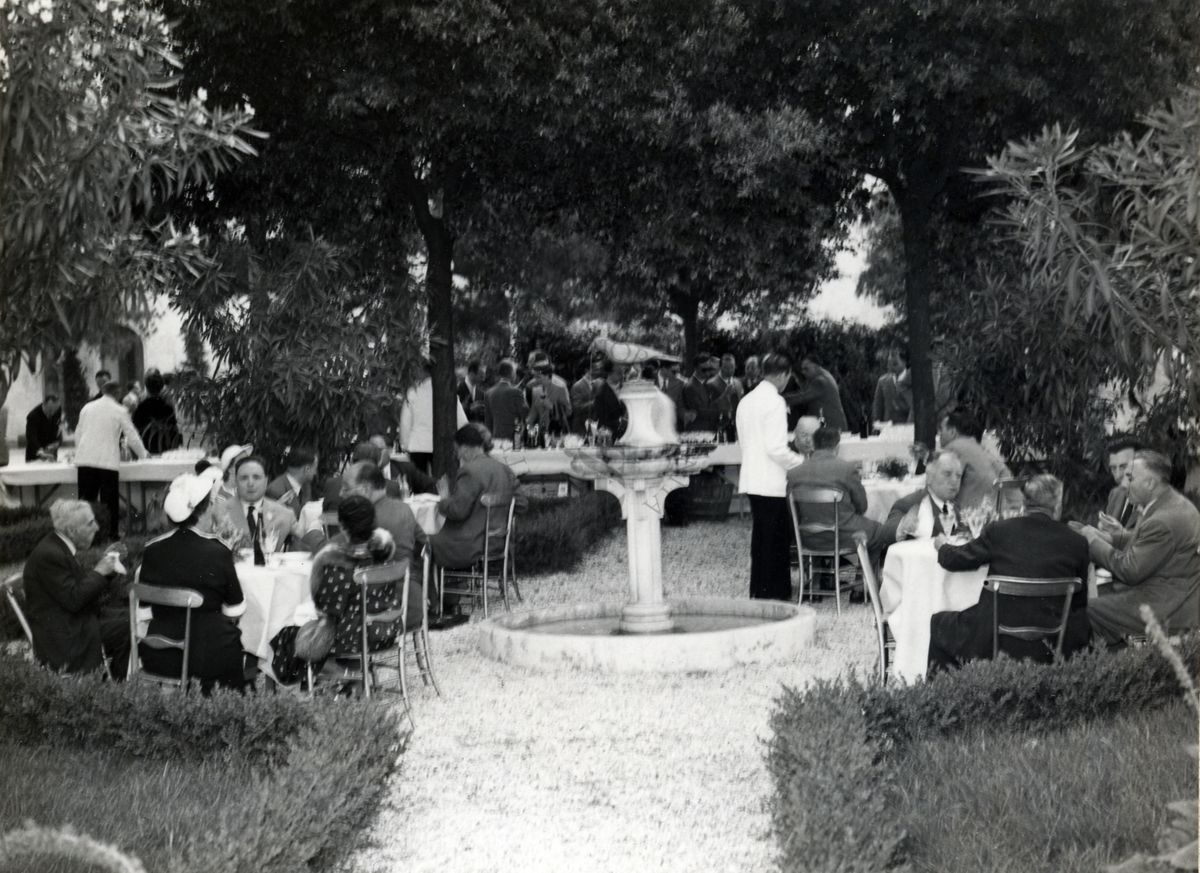 Foto di una delle fontane presenti nel giardino dell'Istituto Superiore di Sanità e dei tavoli lì intorno allestiti in occasione del IX Congresso internazionale dell'industria agraria