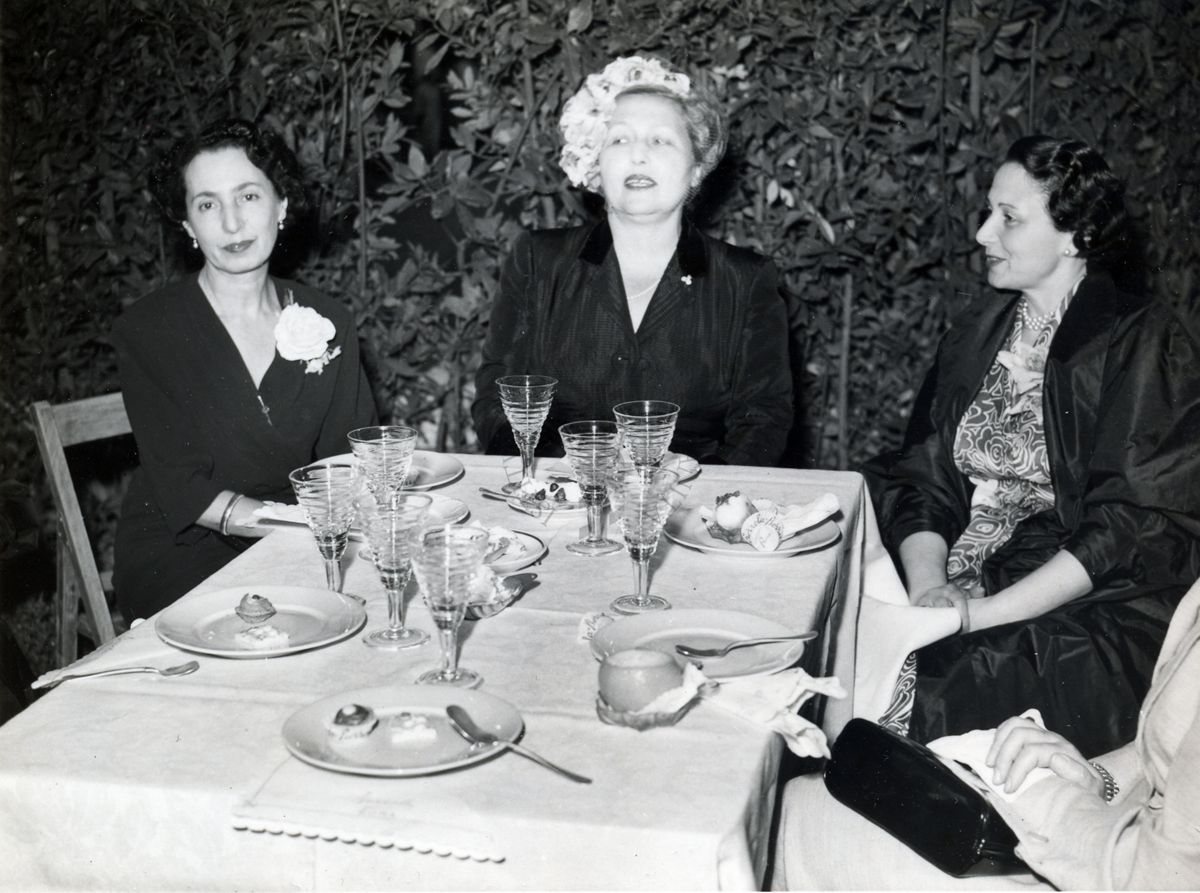 Foto di tre donne seduti ad uno dei tavoli allestiti nel giardino dell'Istituto Superiore di Sanità in occasione del IX Congresso internazionale dell'industria agraria