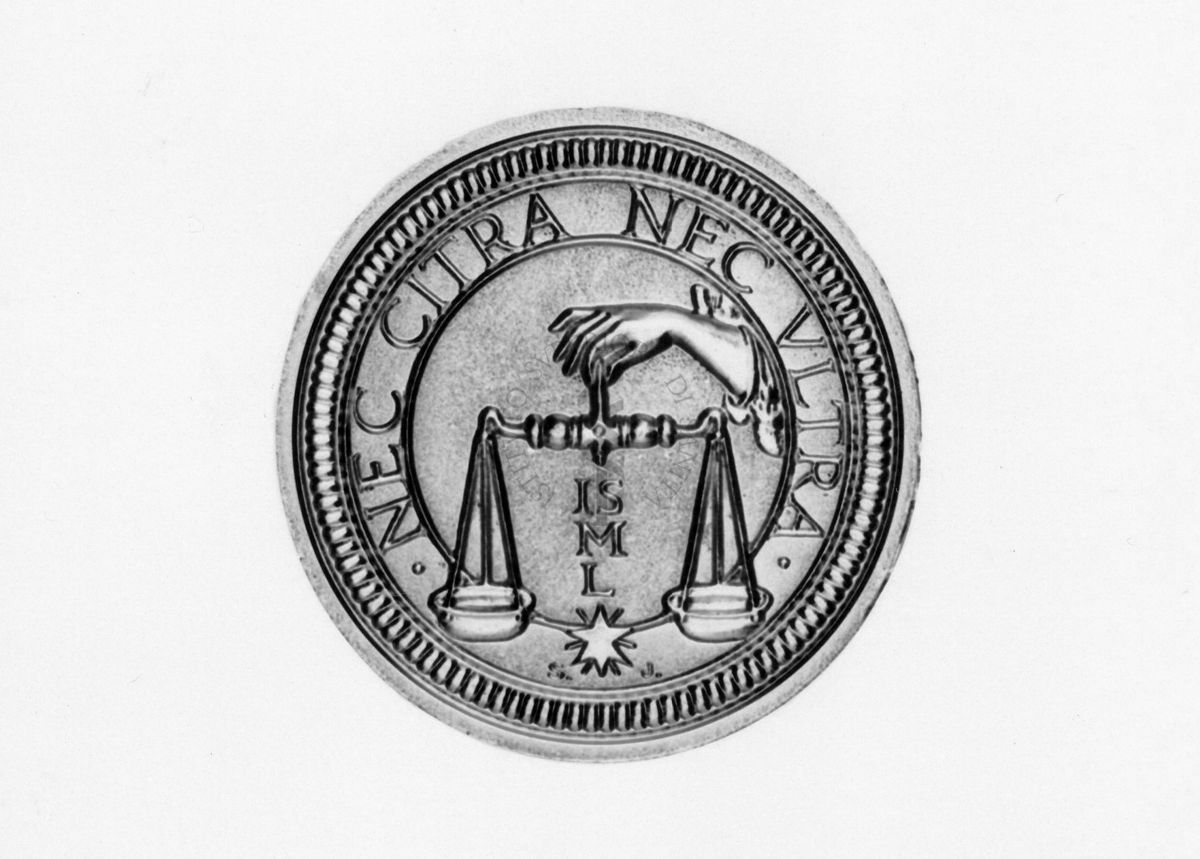 Medaglia commemorativa del congresso di chimica tenutosi a Milano nel 1950. Lato B: è presente la scritta: NEC CITRA  NEC ULTRA - ISML. E' presente un'immagine raffigurante una mano che sorregge una bilancia.