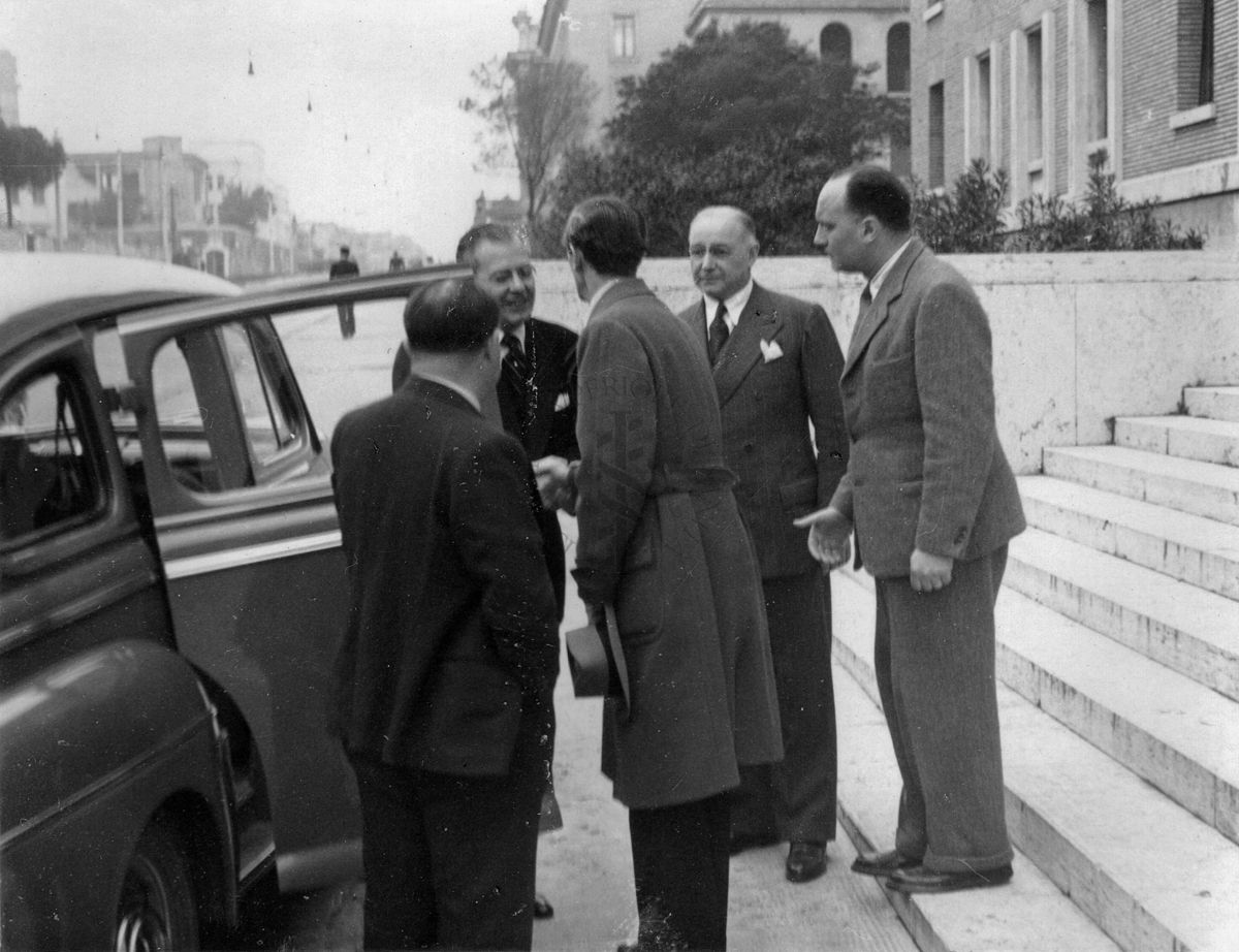 Cinque persone che salutano l'Avv. Marchisi prima di entrare in macchina. Possiamo notare il prof. D. Marotta (secondo da destra).