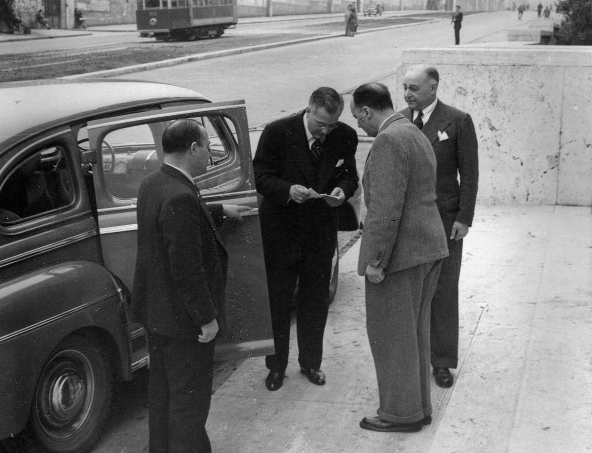 Quattro persone che salutano l'Avv. Marchisi (secondo da sinistra) prima di entrare in macchina. Possiamo notare il prof. D. Marotta (primo da destra).