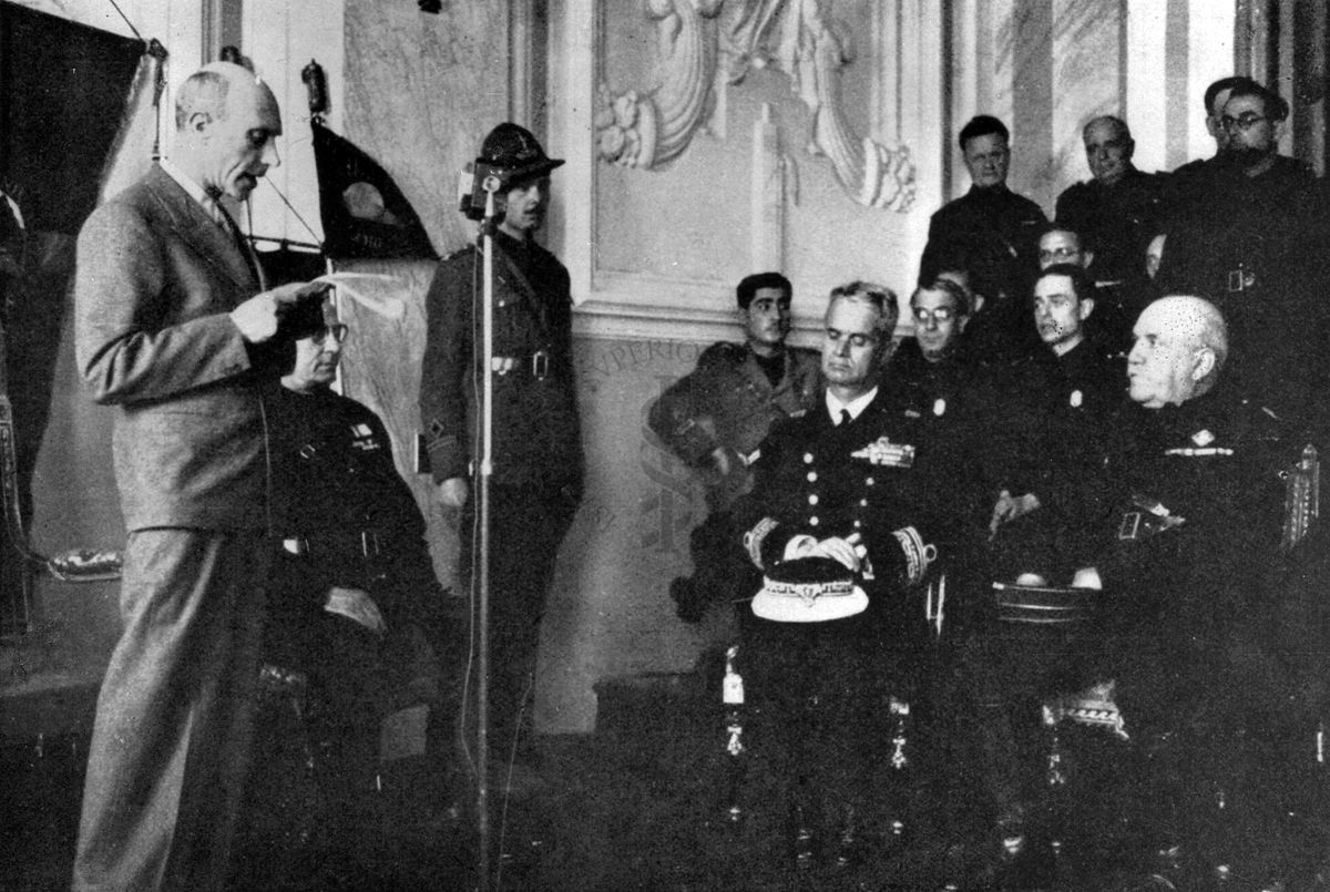 Inaugurazione del Congresso della Società Italiana S.I.P.S. in Campidoglio in presenza di varie cariche e di Benito Mussolini (primo seduto a destra)