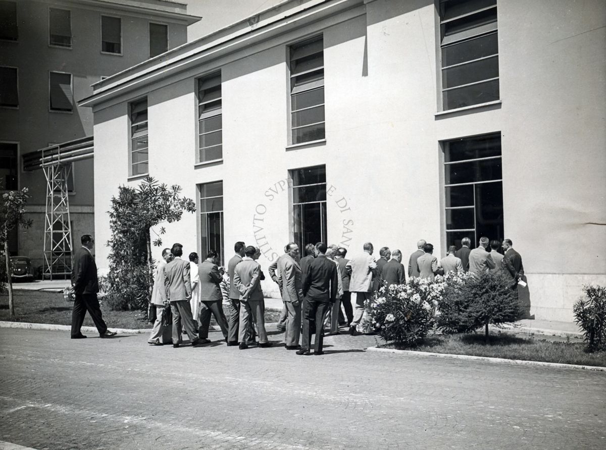 Il gruppo dei Deputati in visita all'Istituto Superiore di Sanità ripresi da lontano mentre entrano in uno degli edifici dell'Istituto