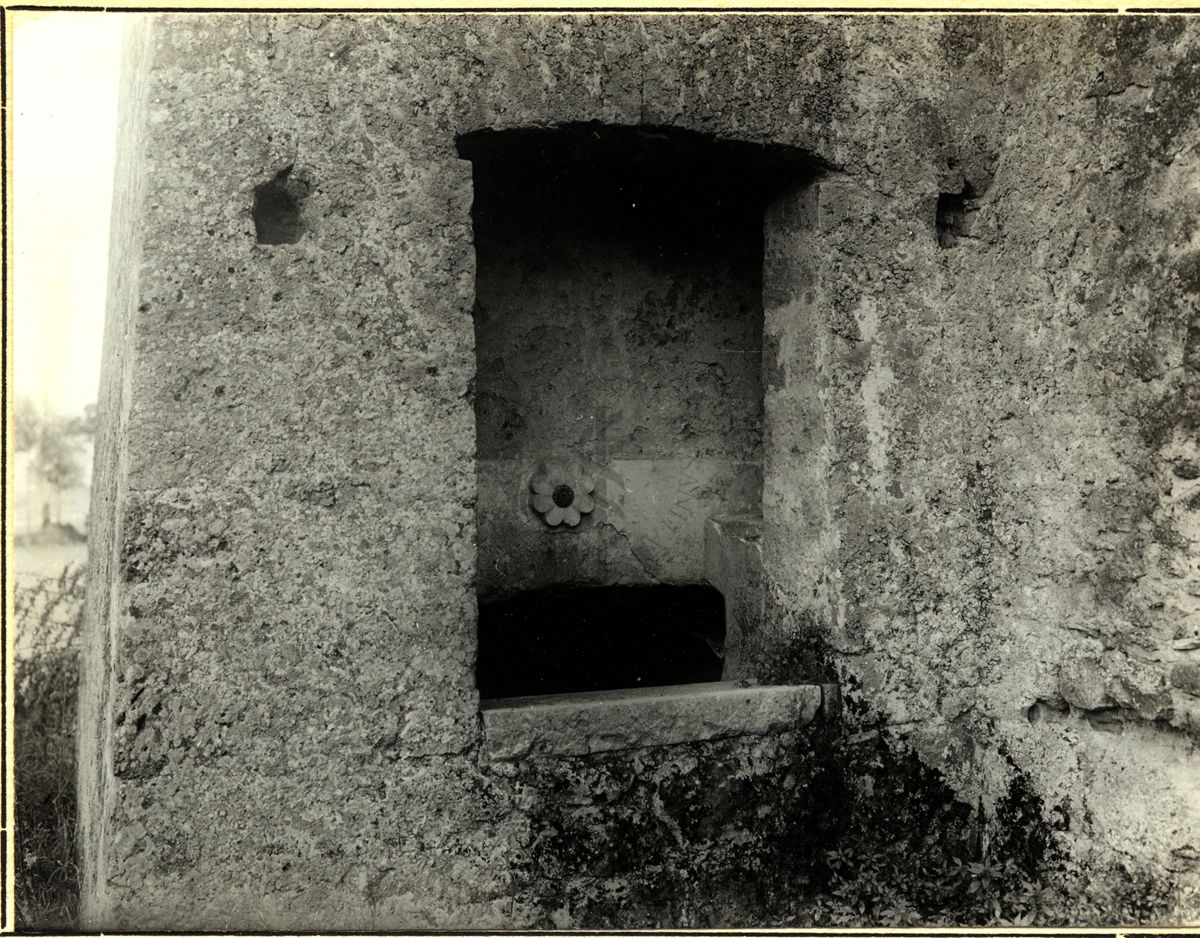 Immagine di Antico Convento di S. Maria degli Angeli. Atella (CS). Fontanina ai lati dell'ingresso.