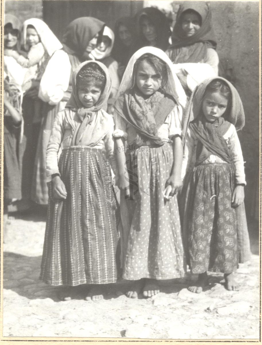 Immagine di tre bambine affette da malaria.