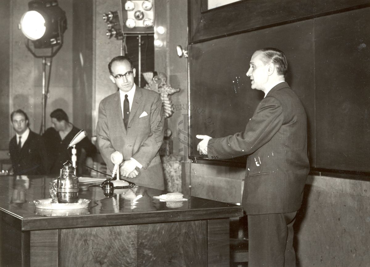 Il Prof. Salk (a sinistra) dietro la cattedra dei relatori nell'aula magna in occasione della conferenza tenuta all'Istituto Superiore di Sanità