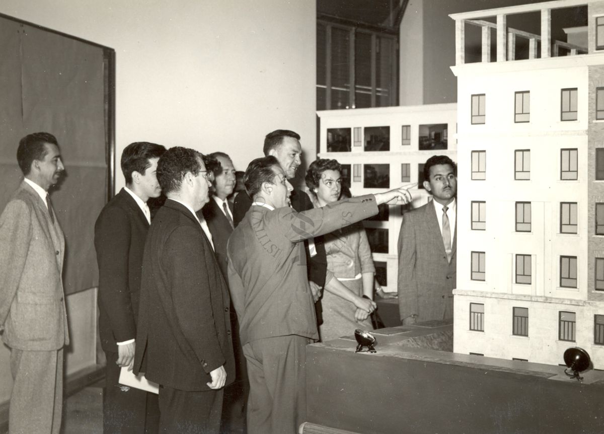 Foto di un gruppo in visita all'Istituto Superiore di Sanità nei locali del museo dell'Istituto