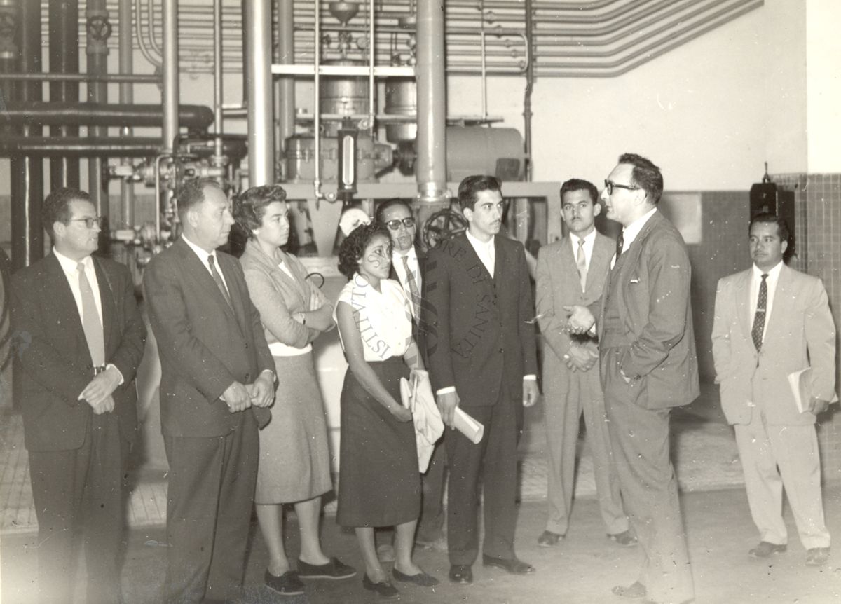 Foto del gruppo in visita all'Istituto Superiore di Sanità nei locali che ospitano gli impianti dell'Istituto