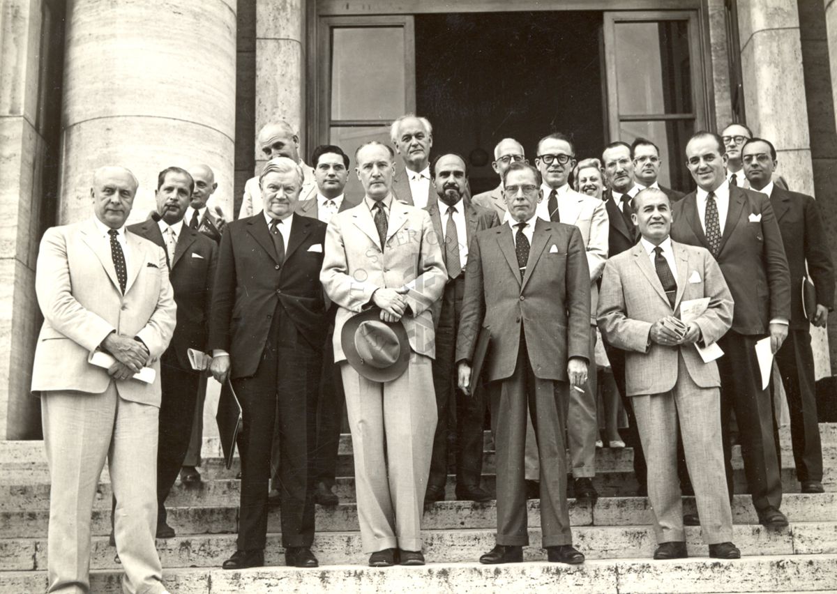 Foto di un gruppo ristretto dei partecipanti all'VIII Congresso internazionale di neurologia tenutosi all'Istituto Superiore di Sanità, presso le scale dell'ingresso principale dell'Istituto