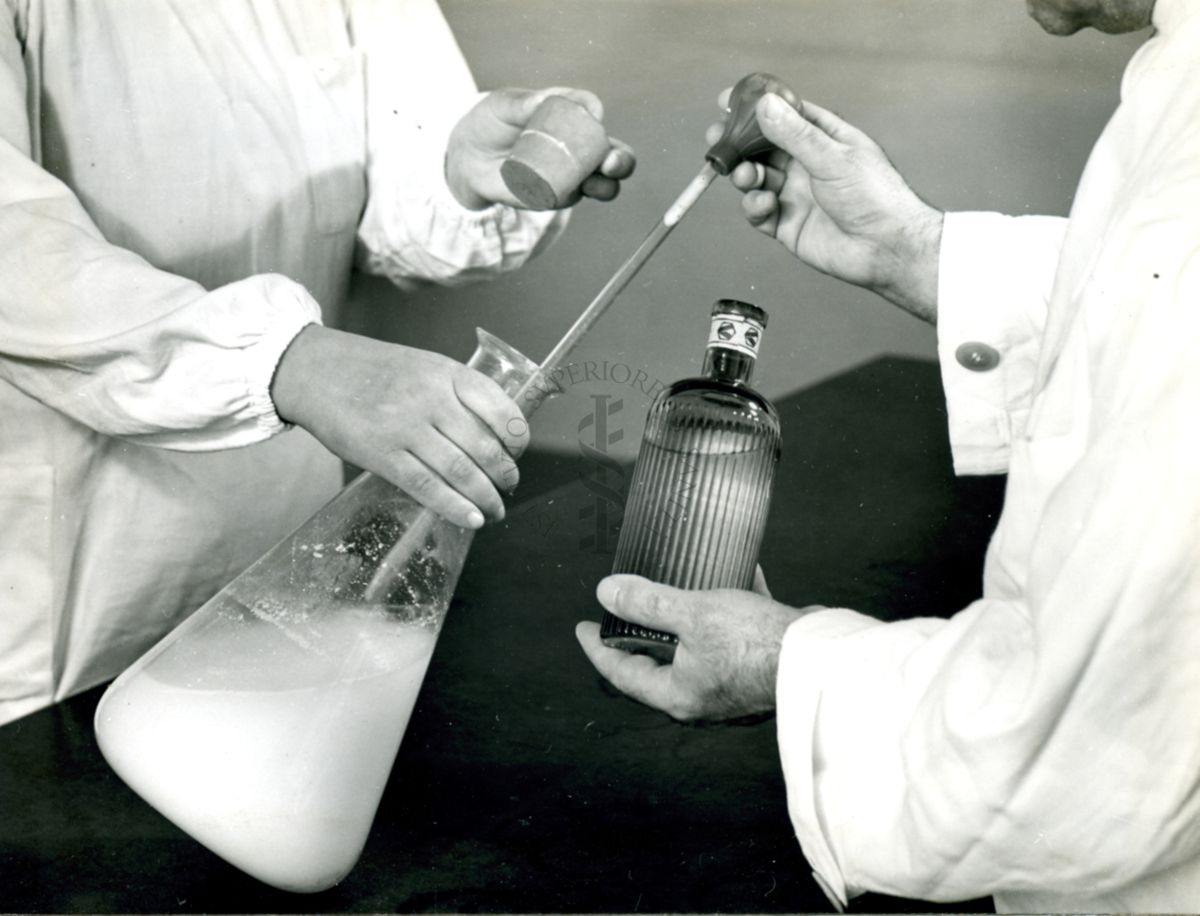 Preparazione vaccini - aggiunta di formalina all'emulsione densa di batteri per la loro uccisione