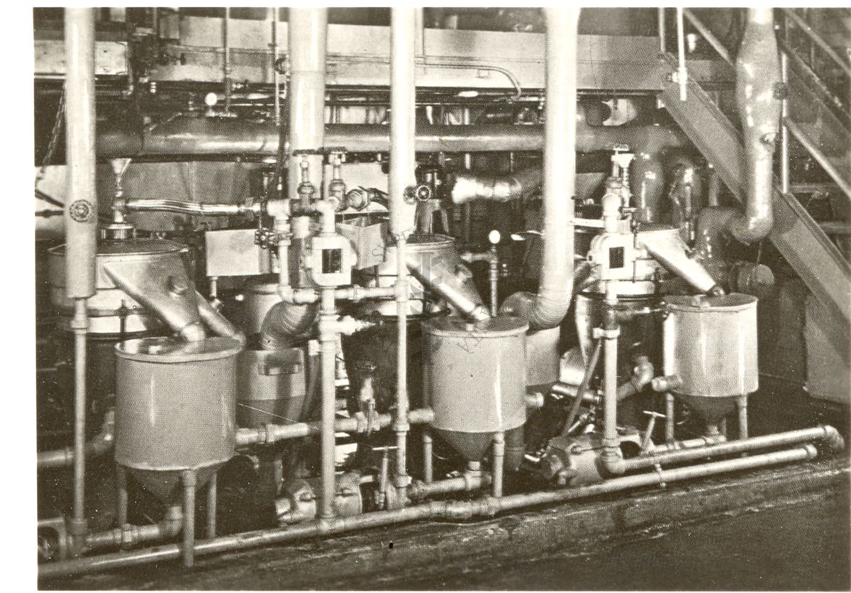 Grandi centrifughe, disposte in serie, separano la muffa dal liquido di coltura contenente la penicillina (Abbott)