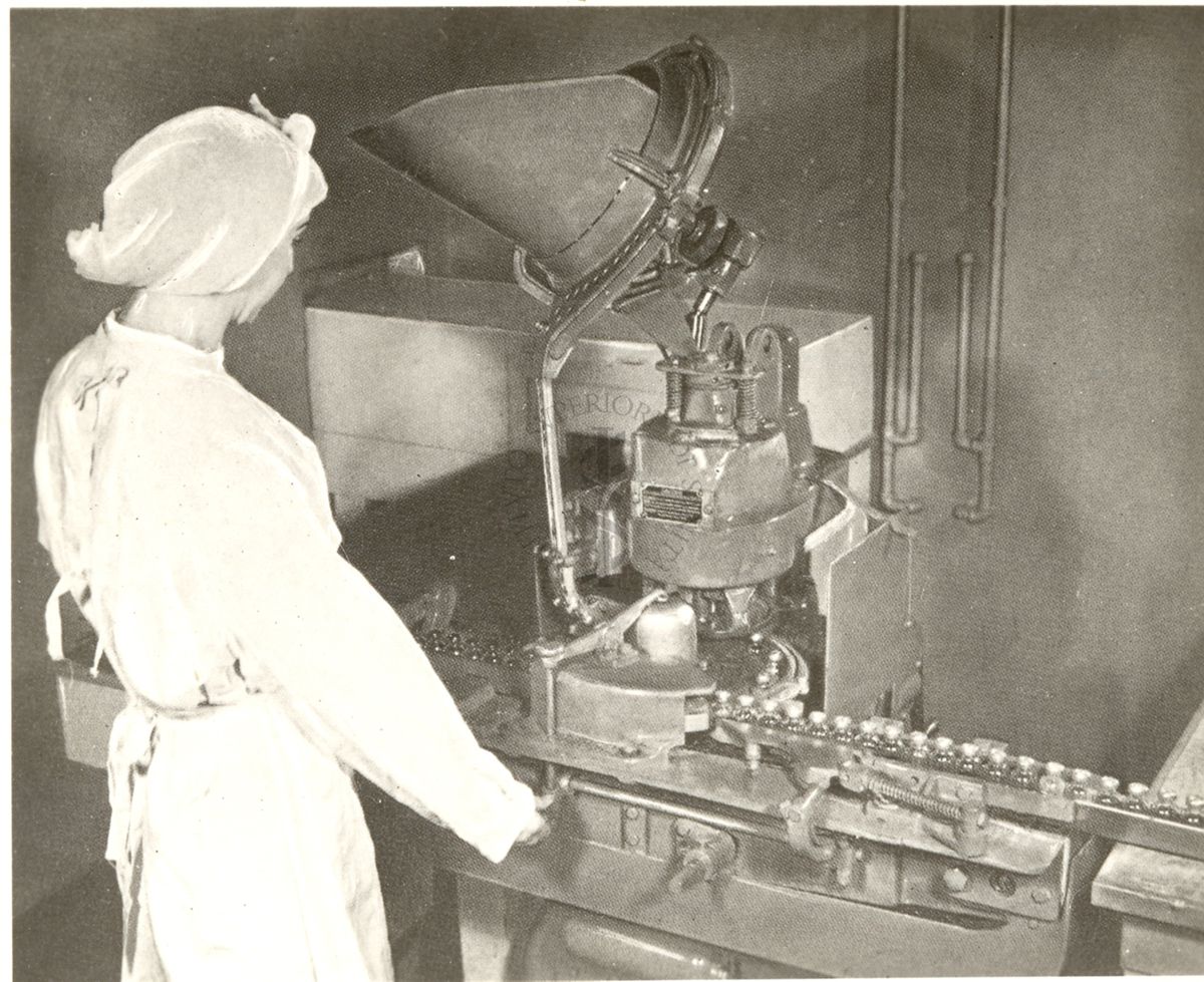 La macchina che ricopre con un involucro di alluminio il tappo dei flaconcini contenenti la penicillina per garantirla da facili adulterazioni