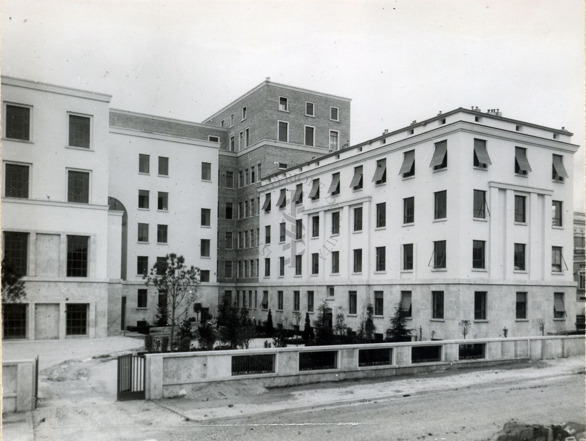 Inquadratura dalla parte posteriore (Viale Laurenziano) dell'Istituto di Sanità Pubblica