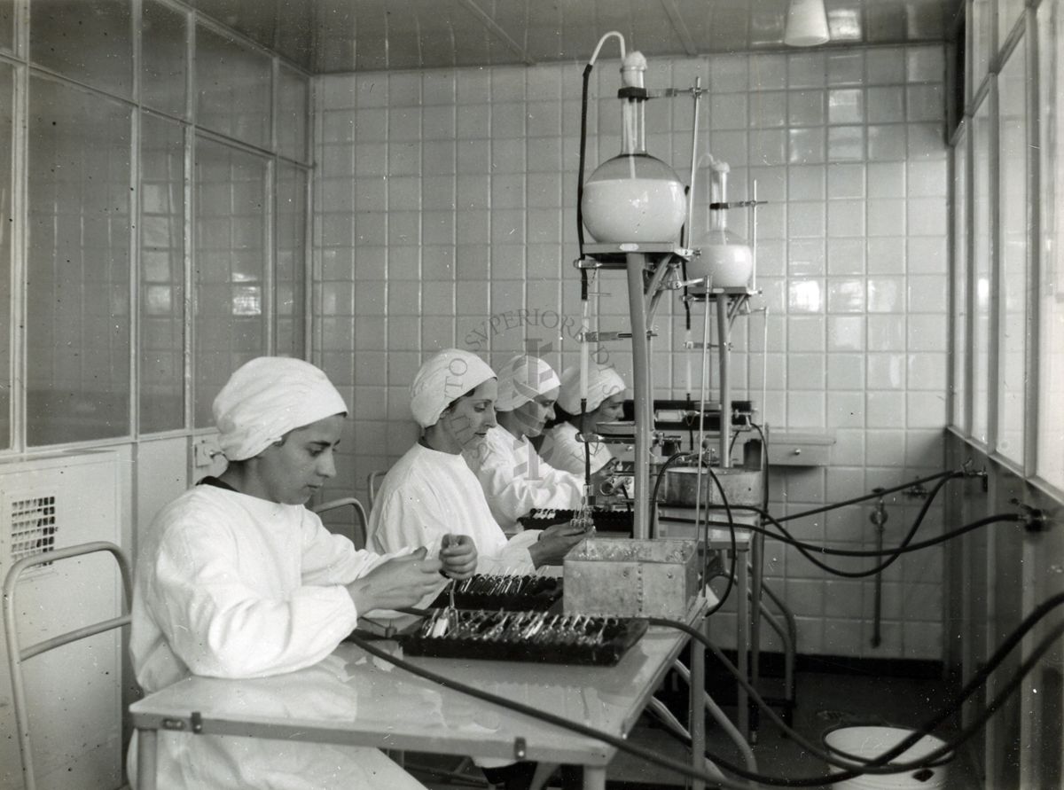 Infialettamento nella sala preparazione sieri