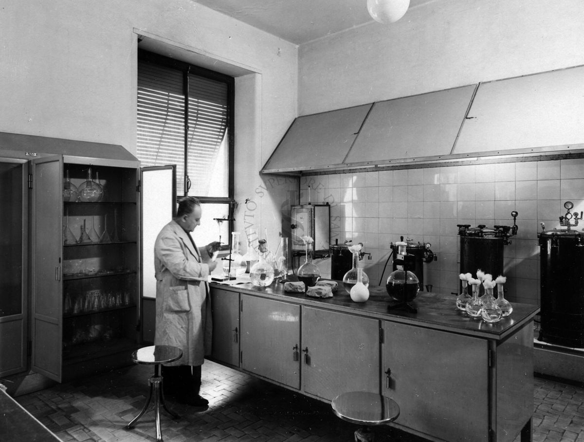 Sala di preparazione dei terreni da culture del laboratorio di Batteriologia dell'Istituto di Sanità Pubblica