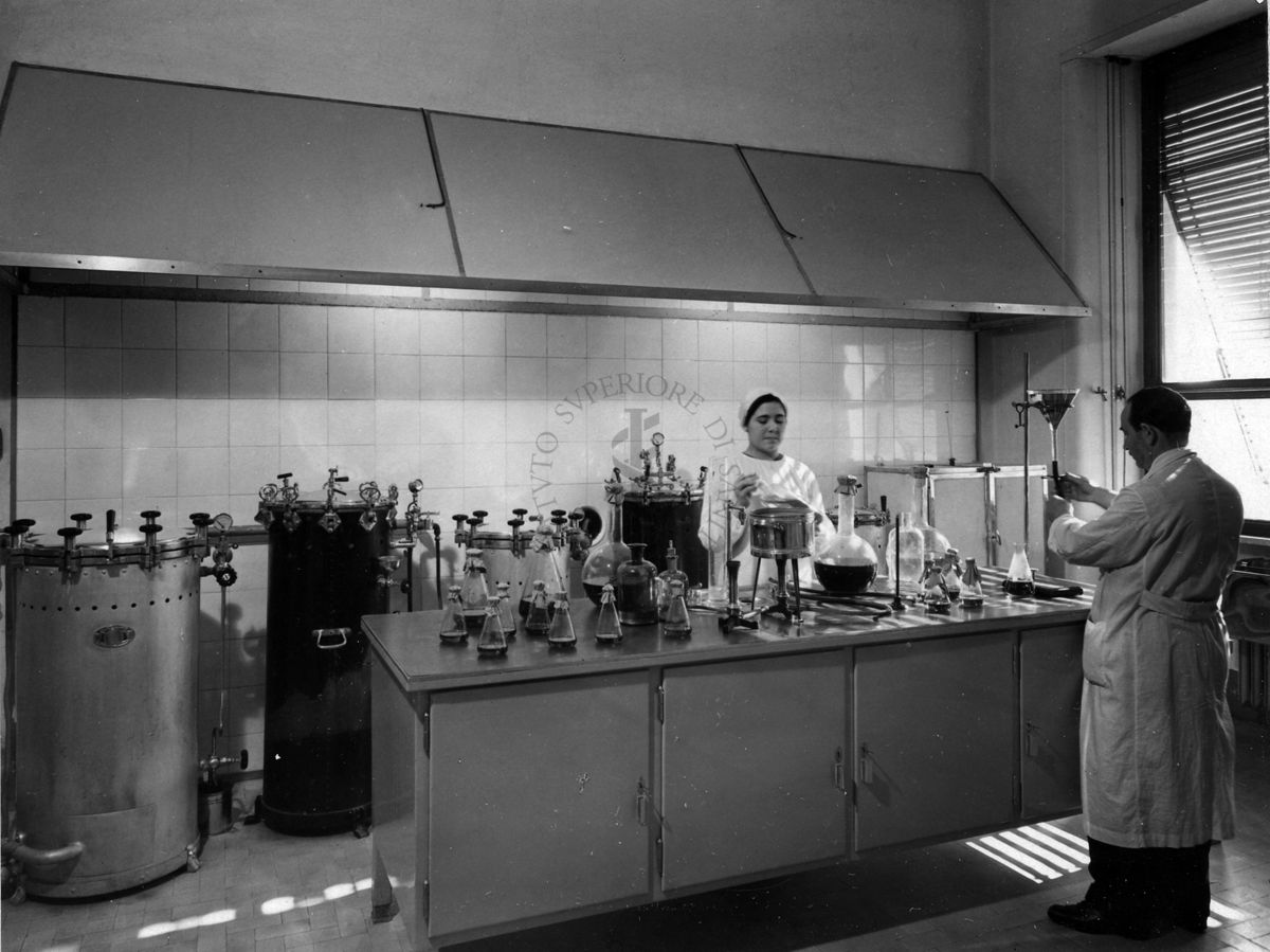Immagini del reparto cucina per la produzione dei vaccini del laboratorio di Batteriologia dell'Istituto di Sanità Pubblica