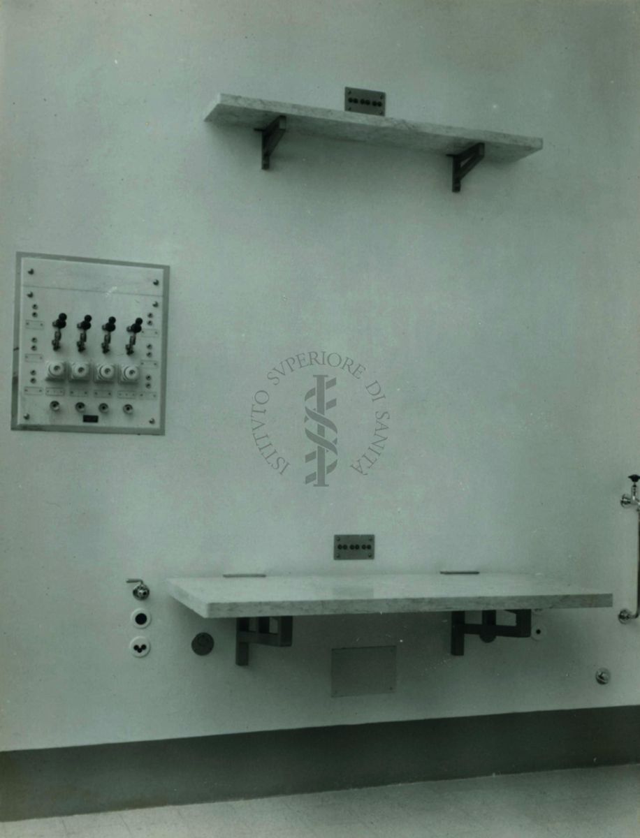 Immagine di una tavola di marmo di un laboratorio dell'Istituto di Sanità Pubblica