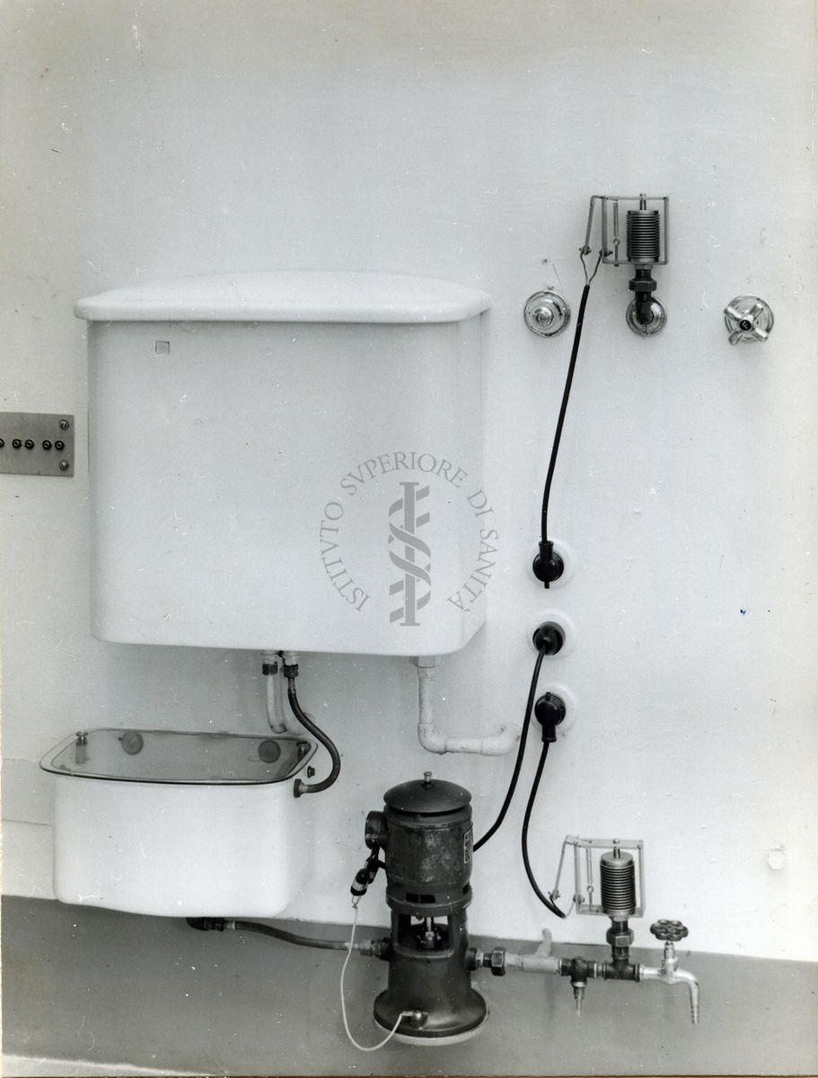 Immagine di un dispositivo di circolazione petrolio per raffreddamento impianto a 1.000.000 di Volt del laboratorio di Fisica dell'Istituto di Sanità Pubblica