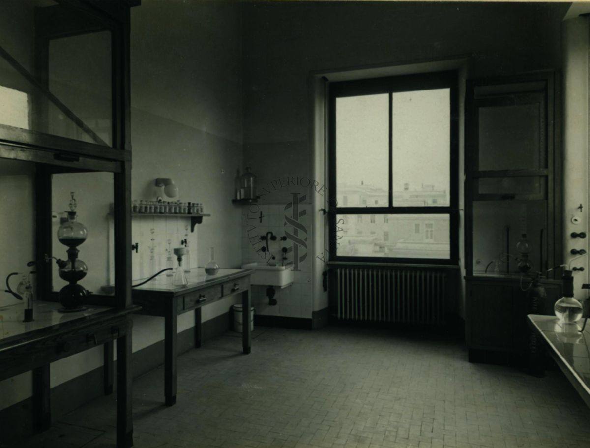 Immagine della sala dell'idrogeno solforato del laboratorio di chimica dell'Istituto di Sanità Pubblica