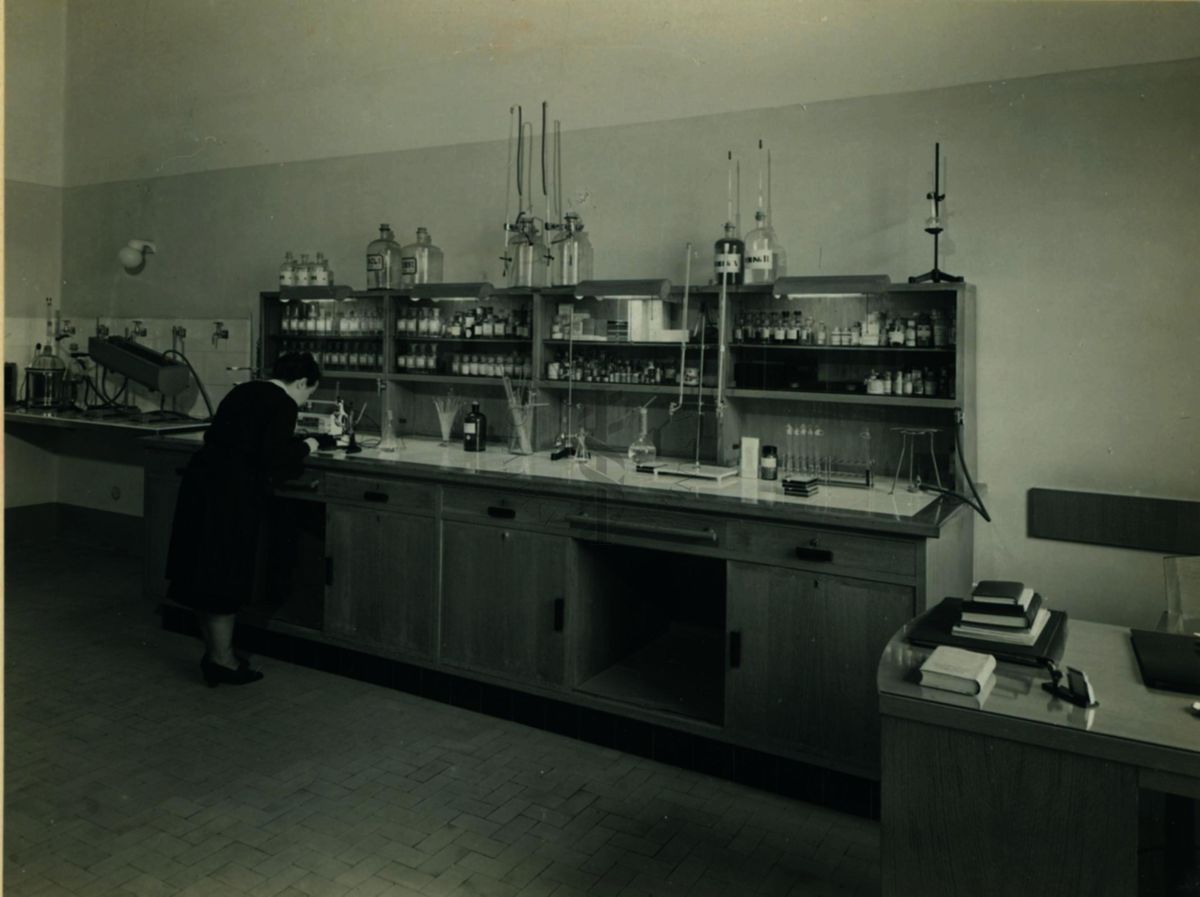 Immagine della sala per il controllo delle specialità medicinali del laboratorio di chimica dell'Istituto di Sanità Pubblica