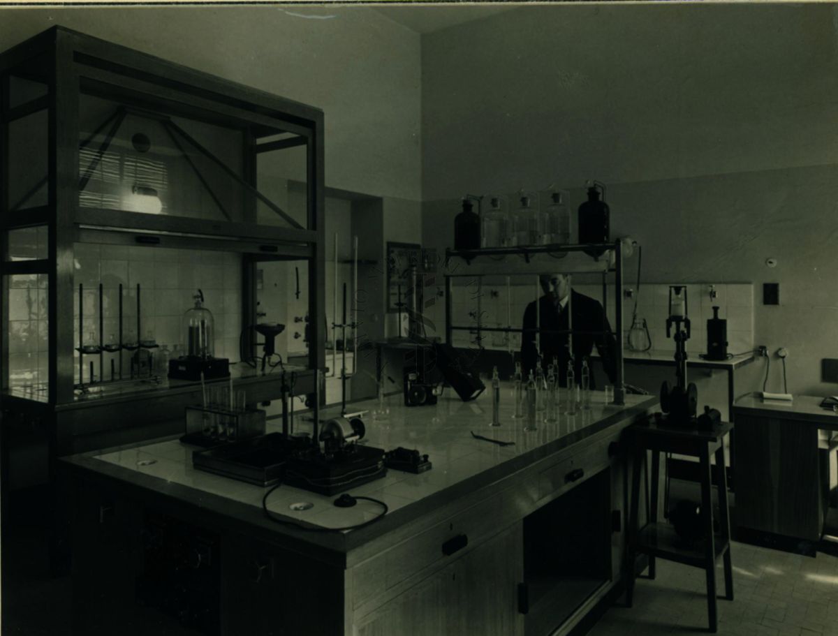 Immagine della sala per le analisi delle acque del laboratorio di chimica dell'Istituto di Sanità Pubblica