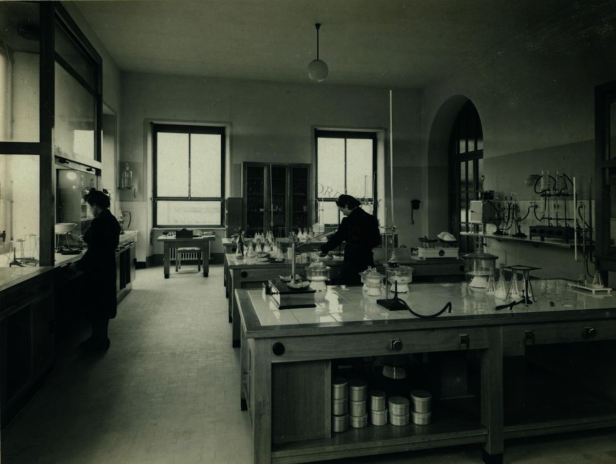 Immagine della sala per analisi di farine, pane, paste, ecc. del laboratorio di chimica dell'Istituto di Sanità Pubblica