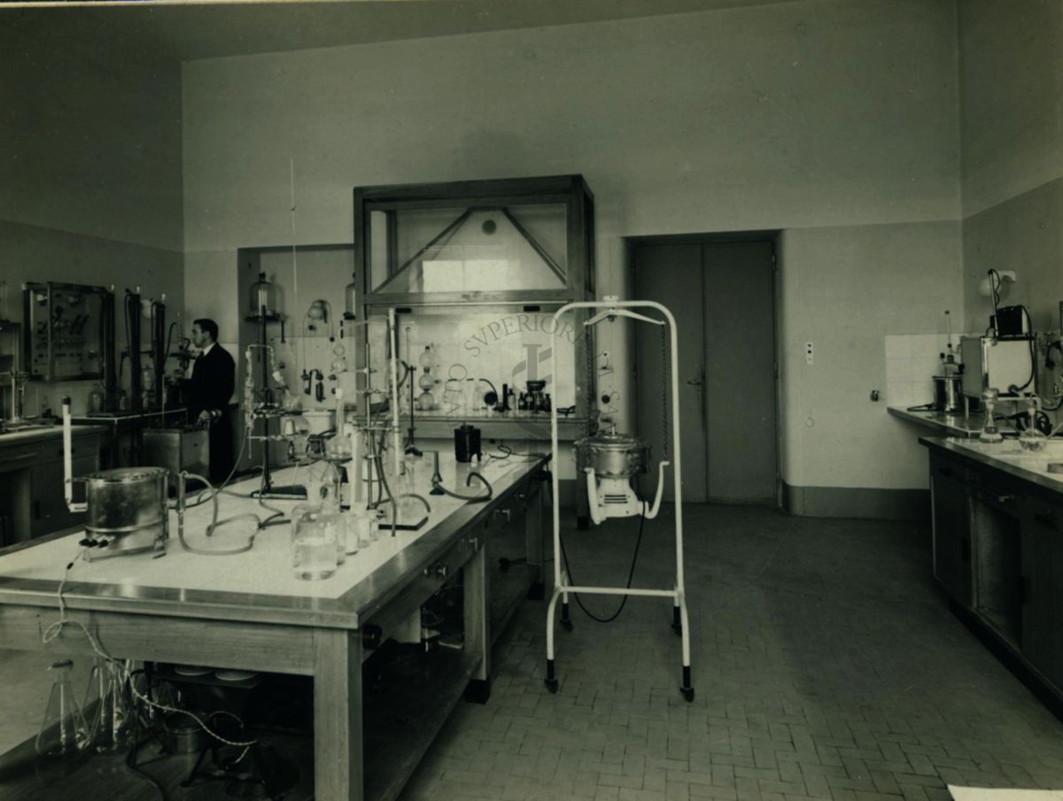 Immagine della sala di ricerche, studi e analisi di farine e lieviti del laboratorio di chimica dell'Istituto di Sanità Pubblica