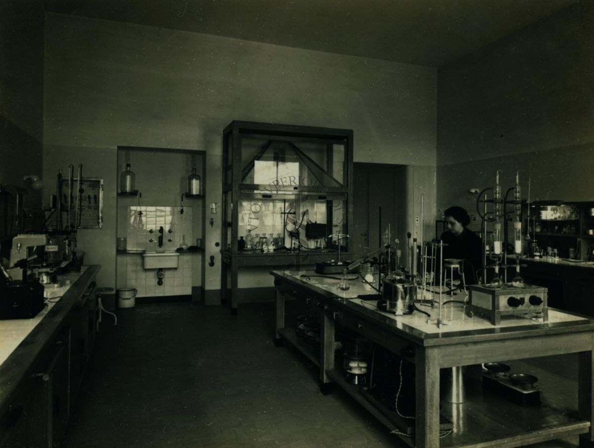 Immagine della sala per lo studio e ricerche sulle farine di malto e estratti di malto del laboratorio di chimica dell'Istituto di Sanità Pubblica