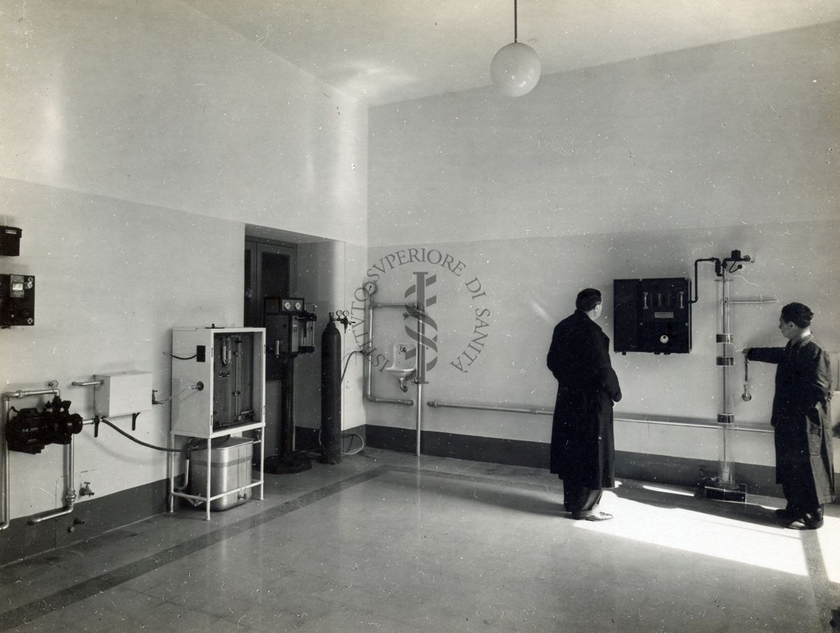 Immagine della sala contenente piccoli impianti di potabilizzazione del laboratorio di ingegneria sanitaria dell'Istituto di Sanità Pubblica