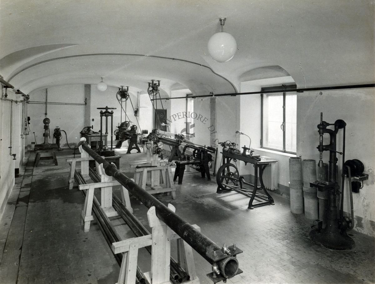 Immagine di una officina meccanica del laboratorio di ingegneria sanitaria dell'Istituto di Sanità Pubblica