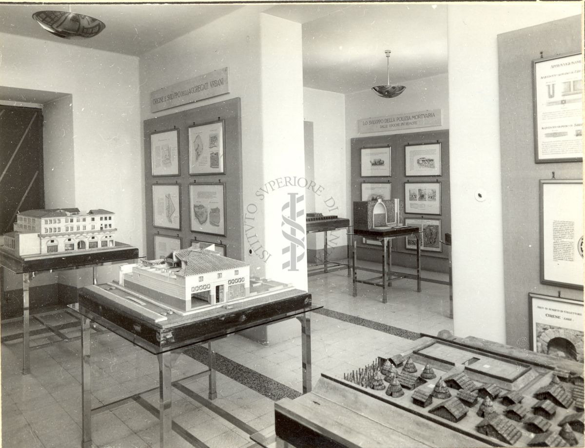 Immagine della sala dei plastici nel Museo dell'Istituto di Sanità Pubblica