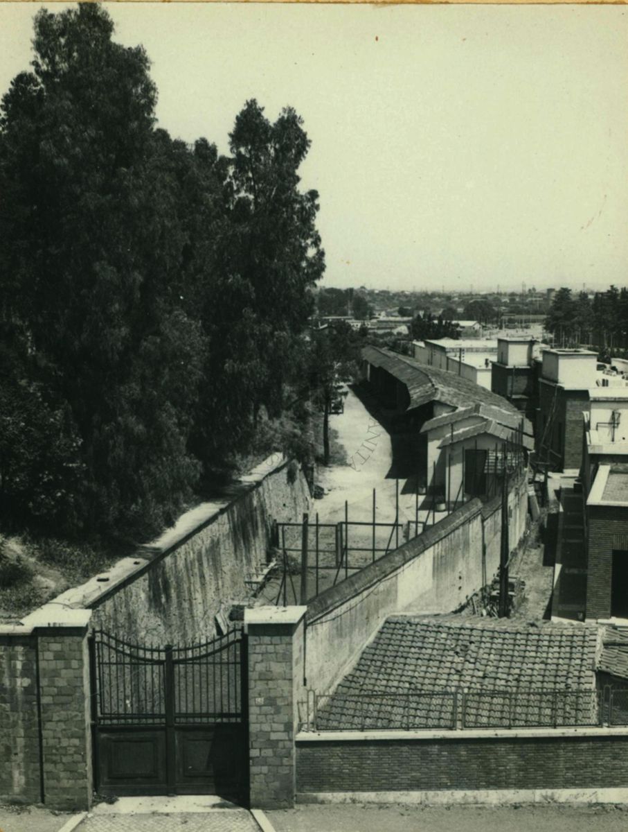 Limite tra gli stabulari dell'Istituto Superiore di Sanità e il centro chimico militare sul Viale del Castro Laurenziano