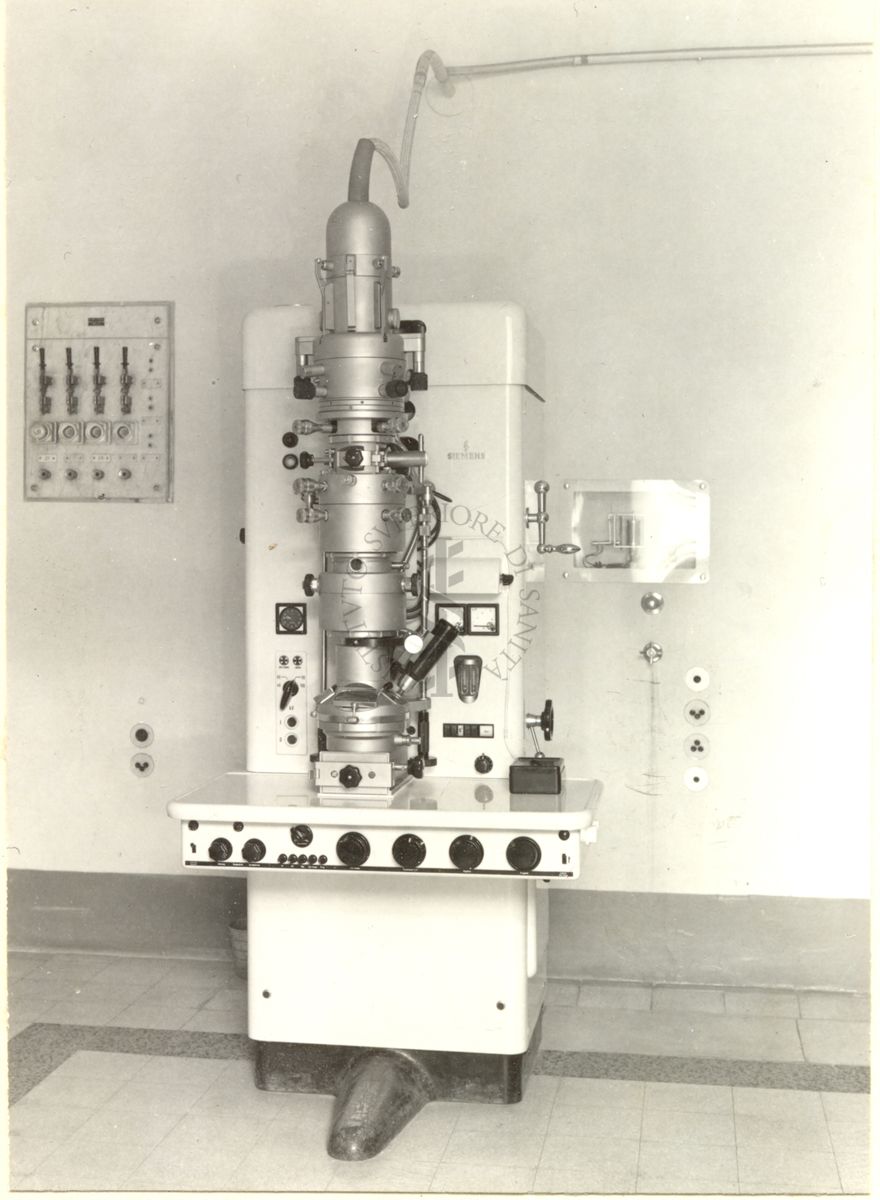 Nell'Immagine un microscopio elettronico "Sistema" costruito nel laboratorio di Fisica dell'Istituto Superiore di Sanità