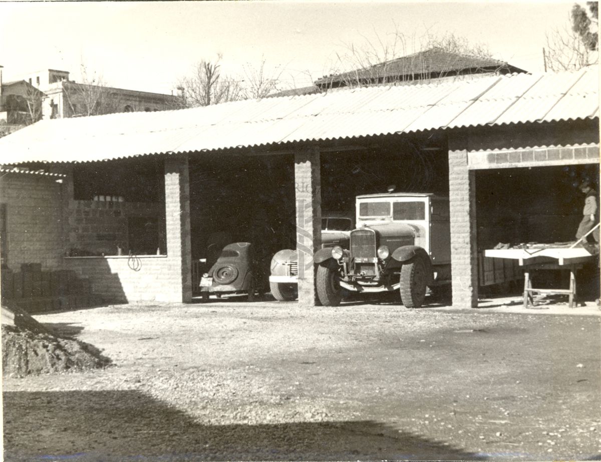 Parte di un fabbricato contenete autoveicoli, posto sul terreno occupato dall'Officina meccanica Morelli, dove dovrà sorgere l'Istituto per la fabbricazione della Penicillina