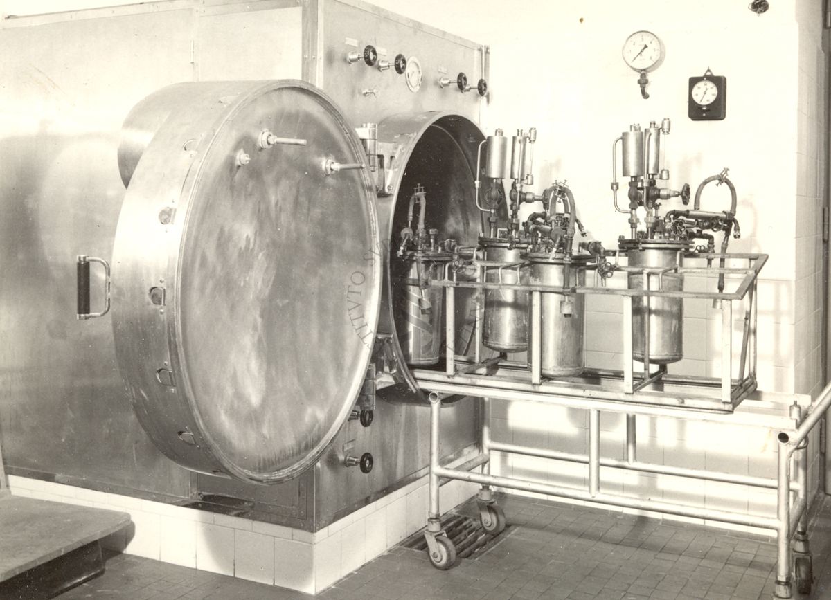 Immagine di una autoclave con fermentatori da 10 litri dell' impianto pilota dell'Istituto Superiore di Sanità