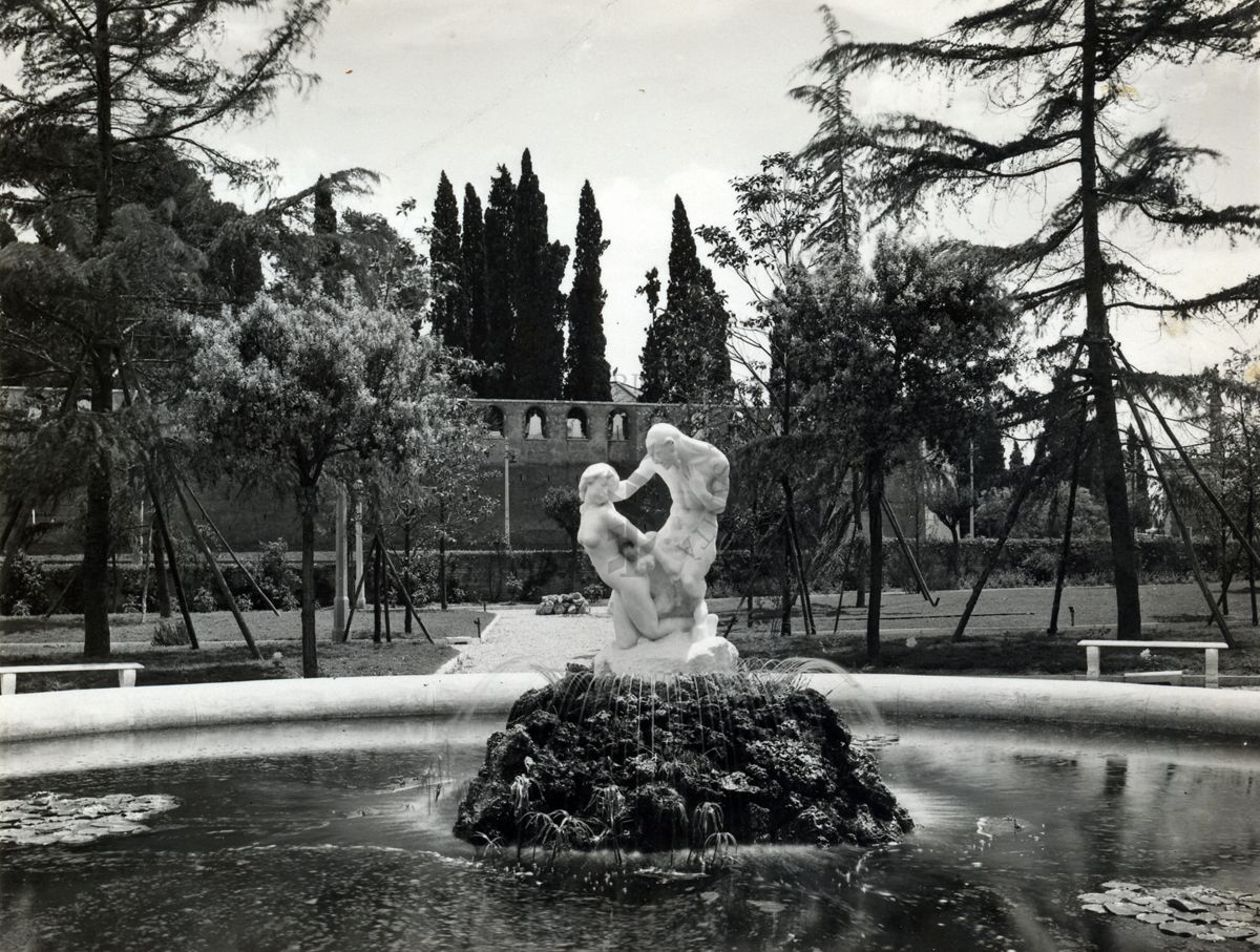 Immagine della fontana del giardino centrale dell'Istituto Superiore di Sanità