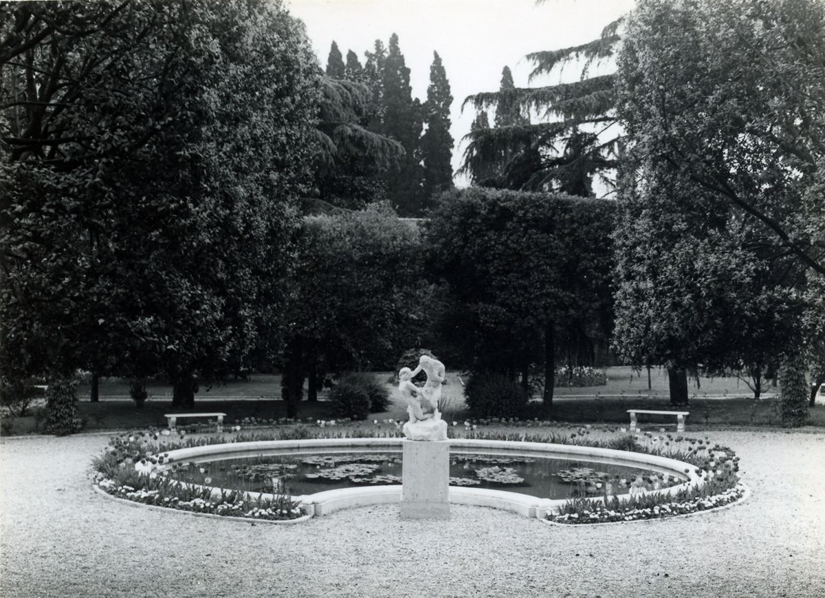 Immagine di una parte del giardino (con la fontana principale) dell'Istituto Superiore di Sanità