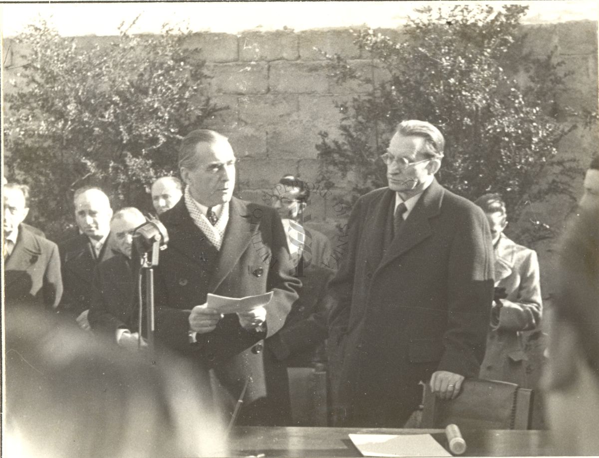 Cerimonia della posa della prima pietra per l'erigendo Istituto della Penicillina. Parla l'Ambasciatore d'America James Clement Dunn, alla sua sinistra il Presidente del Consiglio on. Alcide de Gasperi