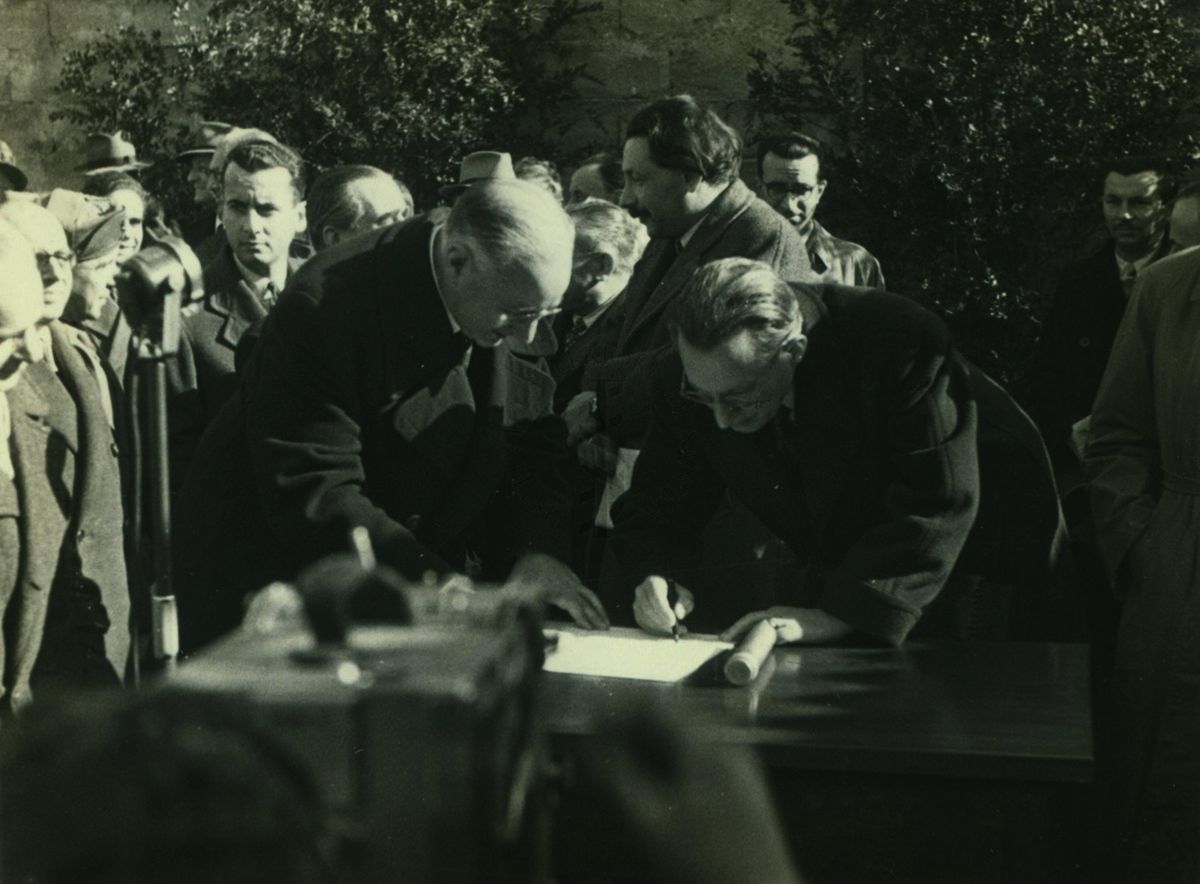 Cerimonia della posa della prima pietra per l'erigendo Istituto della Penicillina.
L'on. Alcide de Gasperi mette la firma alla pergamena, alla sua destra il prof. Domenico Marotta