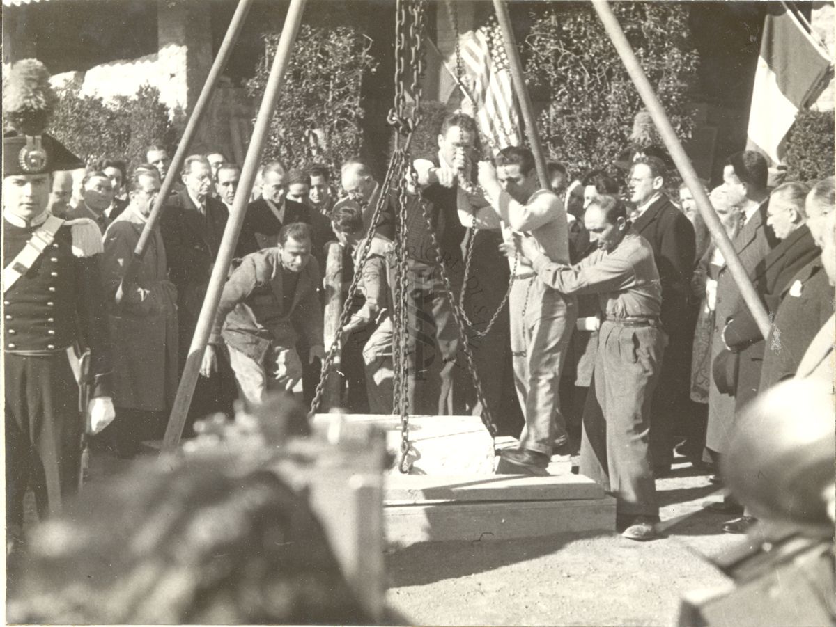 Cerimonia della posa della prima pietra per l'erigendo Istituto della Penicillina.
La prima pietra scende nel terreno