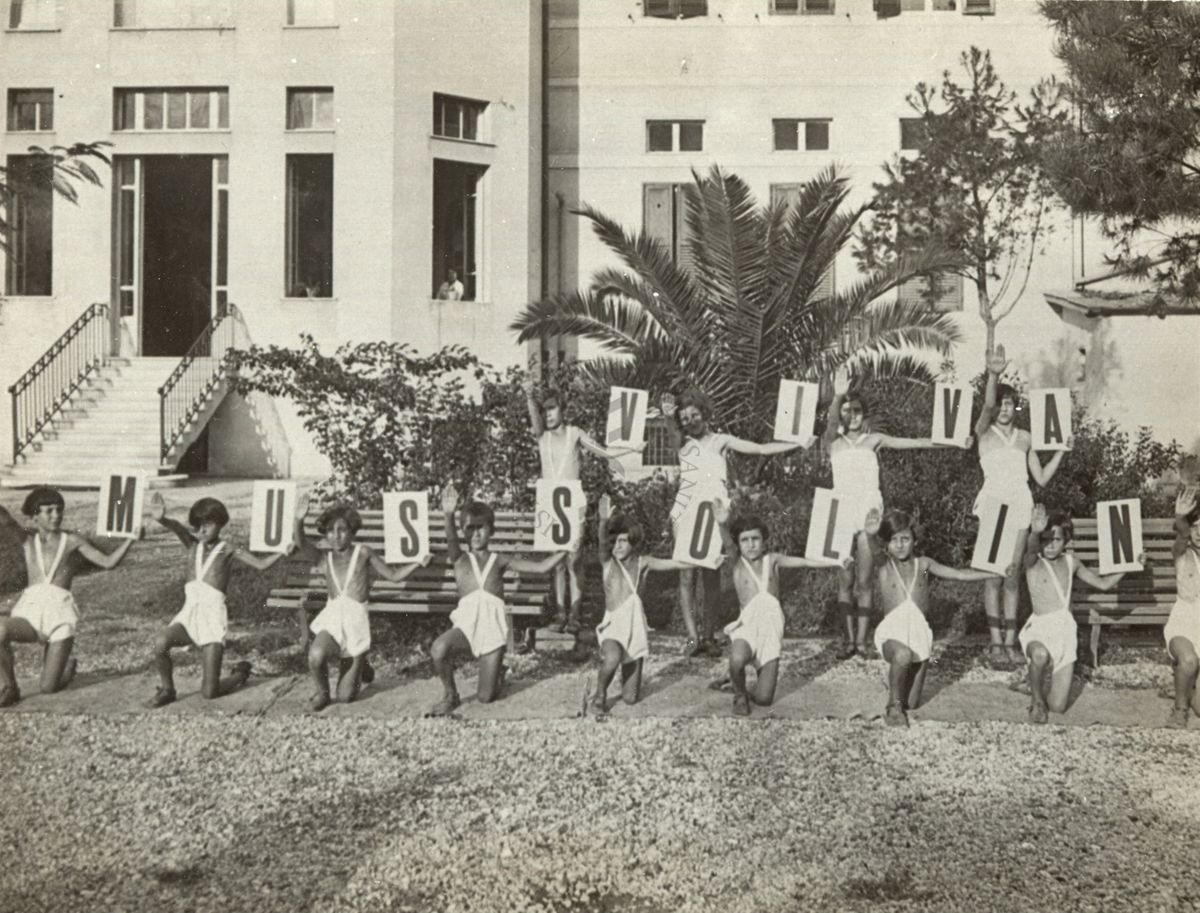 Colonia diurna del Governatorato di Roma - gruppo di bambine alle prese con esercizi ginnici