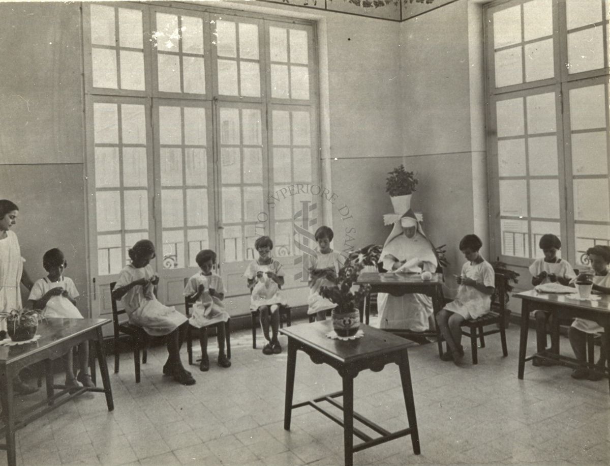 Colonia diurna del Governatorato di Roma - gruppo di bambine mentre eseguono il lavoro di cucito