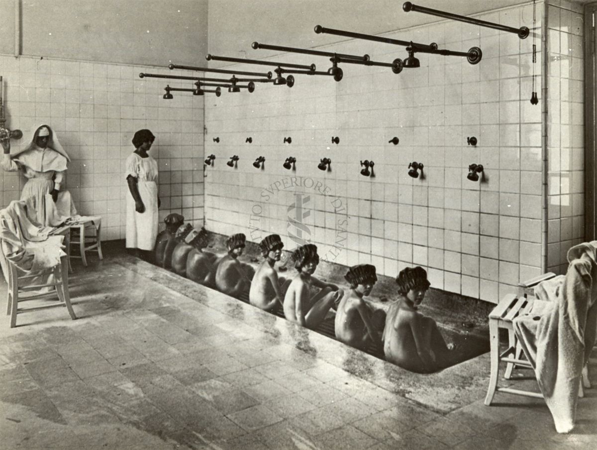 Colonia diurna del Governatorato di Roma - gruppo di bambine al bagno