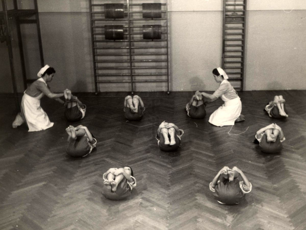 Sala per la ginnastica collettiva dell'Istituto Ortopedico "Luigi Spolverini" di Ariccia (Roma) - delle infermiere controllano la postura di un gruppo di bambini che svolgono esercizi ginnici