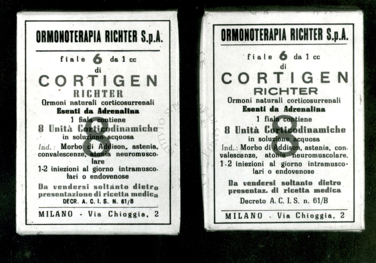 Campioni dichiarati contraffatti di "Cortigen Richeter" in tre confezioni, inviati dalla Questura di Roma. Controllo e certificato N. 153 della Chimica Terapeutica. Sulla sinistra di chi guarda si trova il campione originale, sulla destra quello denunciato.