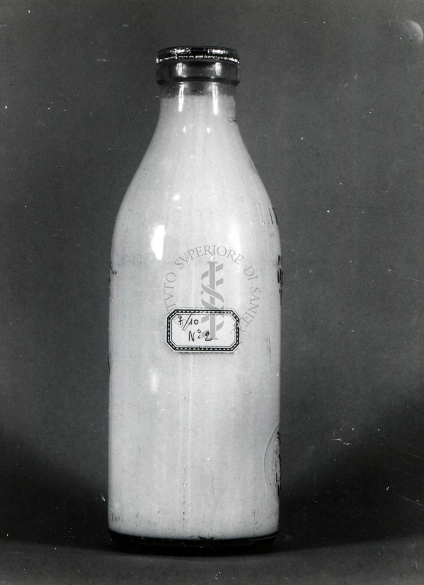 Bottiglia di latte prelevata presso una latteria e fotografata con particolare riguardo alla capsula di chiusura (bottiglia n. 2)