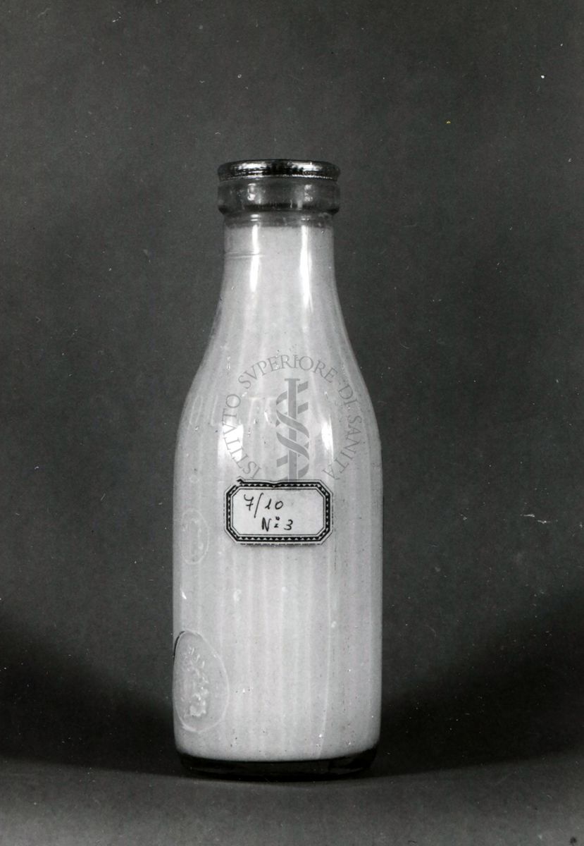 Bottiglia di latte prelevata presso una latteria e fotografata con particolare riguardo alla capsula di chiusura (bottiglia n. 3)