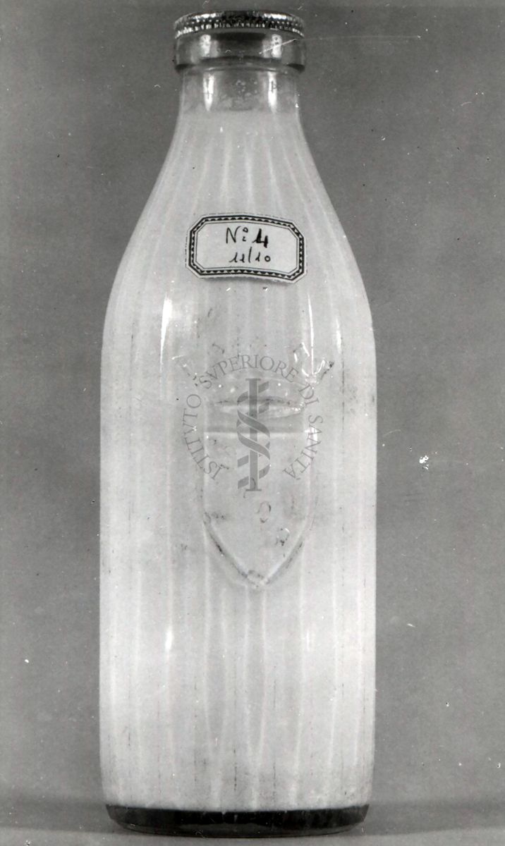 Bottiglia di latte prelevata presso una latteria e fotografata con particolare riguardo alla capsula di chiusura (bottiglia n. 4)